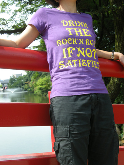 ロックTシャツ クールなタイポグラフィ